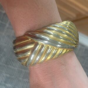 Vintage Unmarked Gold & Silver Tone Swoosh Cross Band Designed Clamper